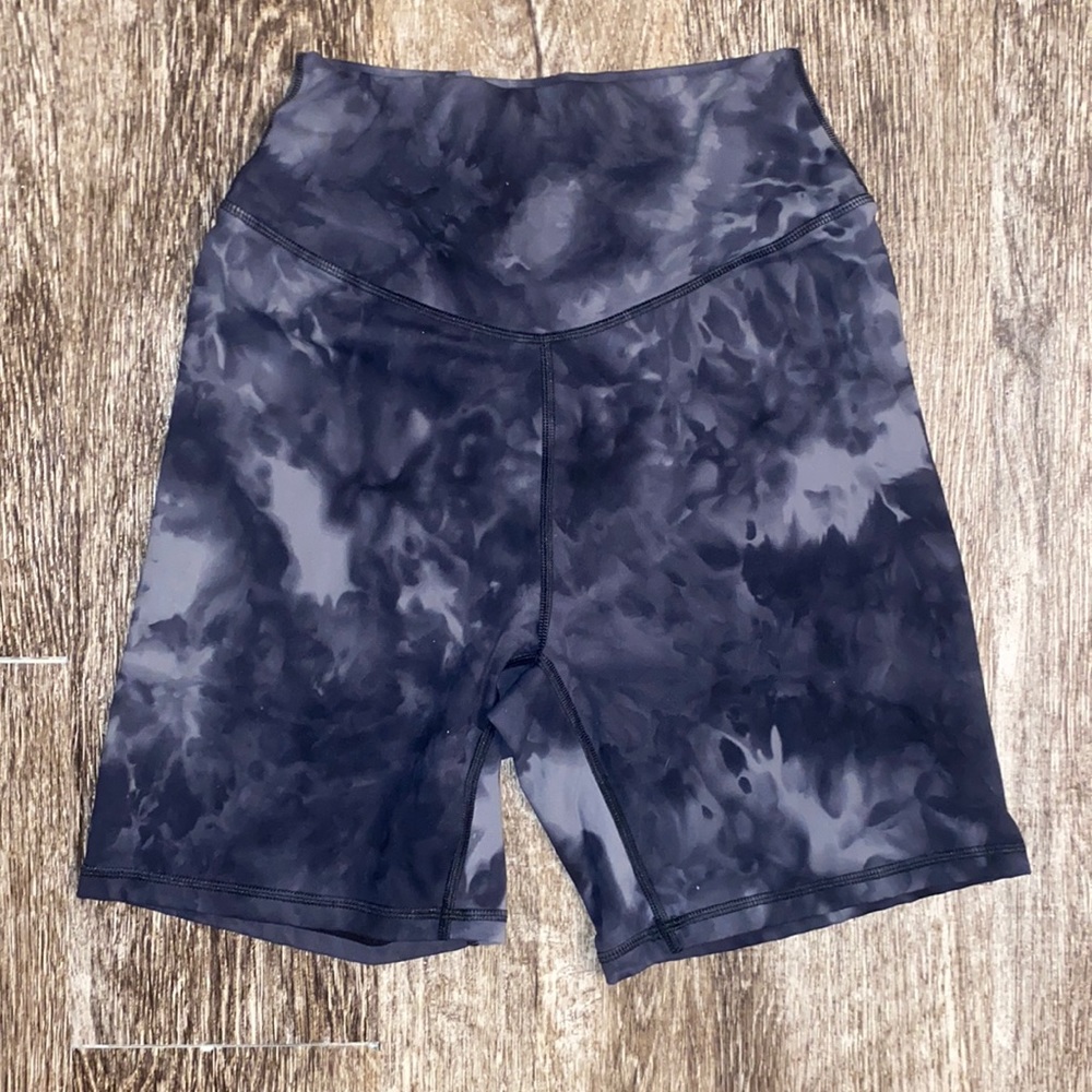 Kamo fitness yoga shorts • Size medium, high-waisted, 6” inseam